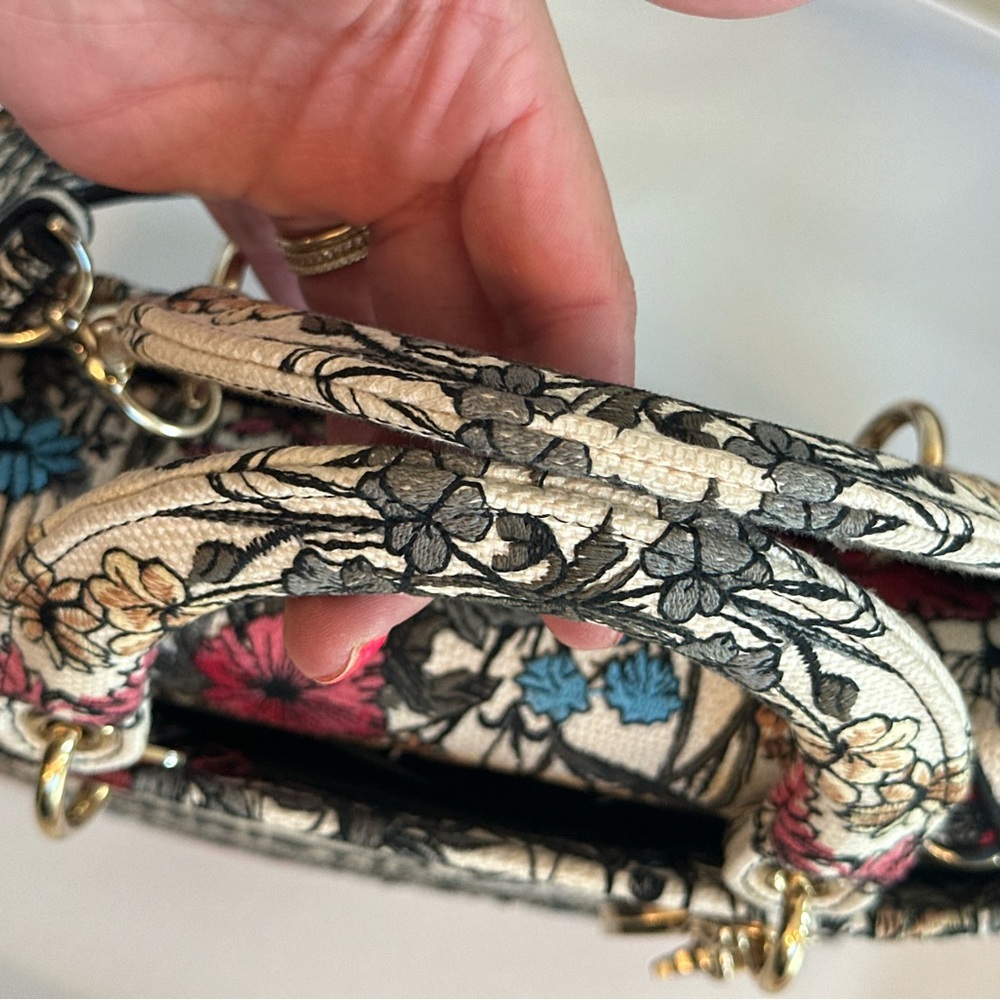 Medium Lady D-Lite Bag
Latte Embroidery with Multicolor Dior Cabinet de la Mer - Picture 5 of 15